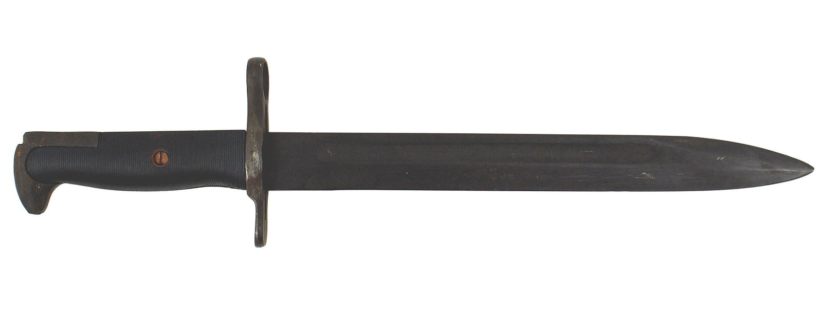 US M1942 M1 Garand Rifle Bayonet: D-046 US M1942 Garand rifle bayonet. Darkened metal pommel and crossguard/muzzle ring. 10 parkerized blade marked "OL" and "US" with a flaming grenade. II