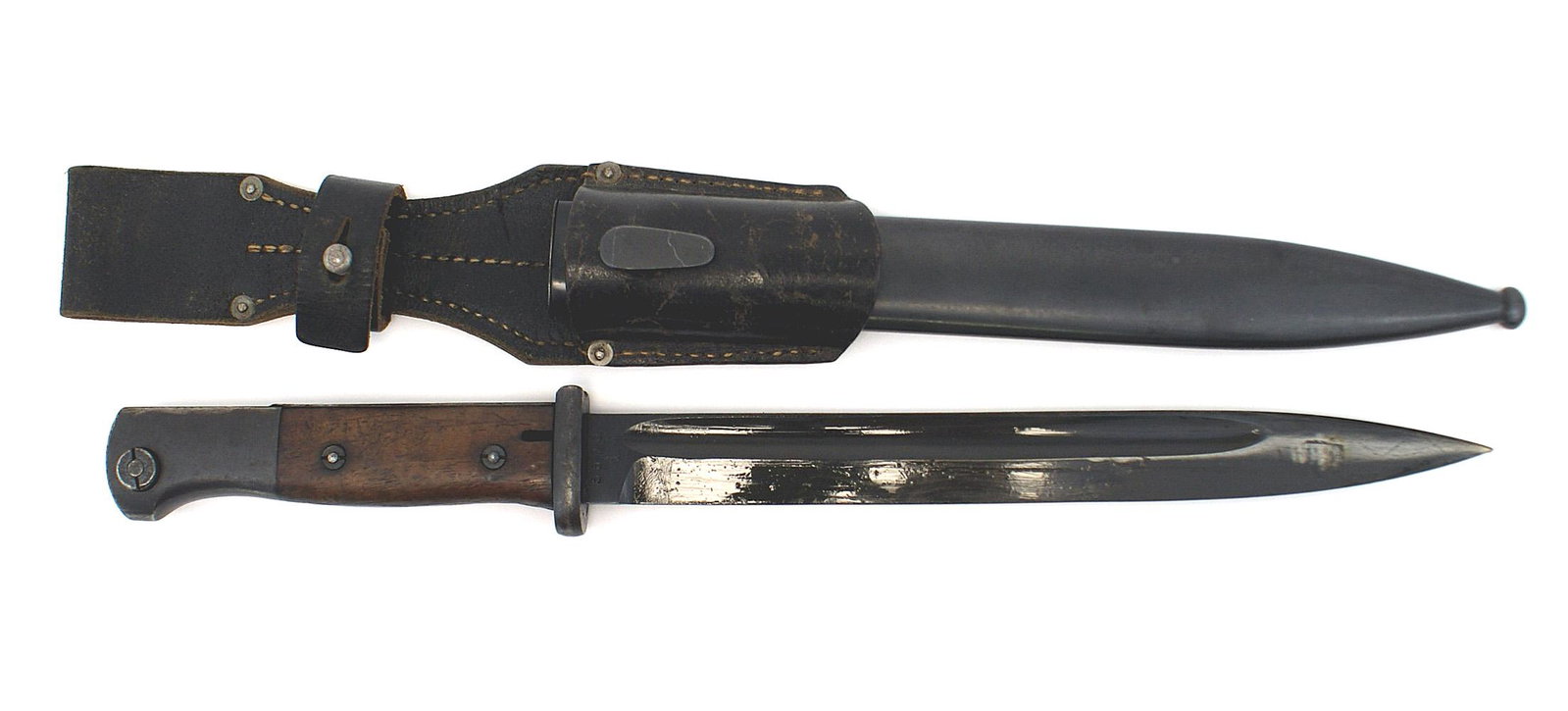 German WWII Mauser K98 bayonet: D-039 German WWII K98 bayonet. Wood grips. Factory reblued pommel, flash guard, crossguard blade and scabbard. 90% bluing on the 10" blade - marked "5670 I" and "WKC". 98% bluing on the scabbard. Leat