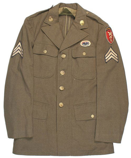 U.S. WWII Airborne tunic Paratrooper wings pinned: F-54 U.S. WWII Airborne tunic. Paratrooper wings pinned on blue/red/white cloth oval above left breast pocket. Collar discs: "U.S." and crossed rifles. Airborne Command with a heavy brown/white cord o