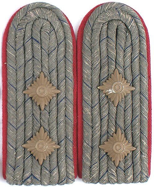 Prussian Infantry shoulder boards Captain: H-141 Prussian Infantry shoulder boards - Captain. Two darkened pips. Deep red underlay. Slip on. Pair. II