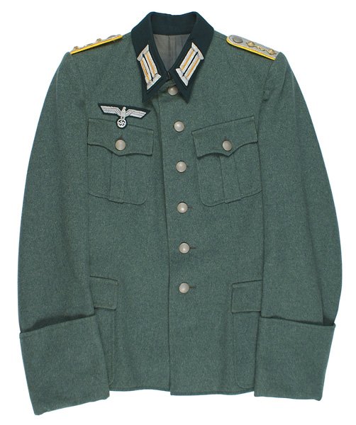 German WWII 7th Cavalry Regiment field tunic: F-40 German WWII 7th Cavalry regiment Hauptmann's field service four-pocket wool tunic. Silver bullion breast eagle. Silver gray collar tabs and shoulder boards with 2 pips, "7" and yellow-gold underl