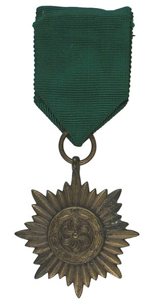 German WWII Eastern Peoples Bravery Medal: B-153 German WWII Eastern People's Bravery Medal-2nd Class Bronze. Stylized floral design within a wreath on a sunburst. Some verdigris on reverse. Pin-back green ribbon. Ring marked "100" (Rudolf Wac
