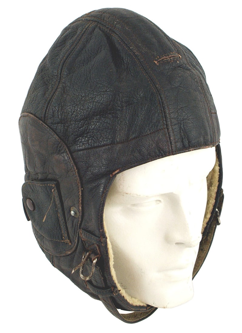 German Luftwaffe WWII leather flight helmet: E-018 Luftwaffe WWII leather flight helmet. Snap flaps for earphones. Fleece lined. Adjustable chinstraps. II