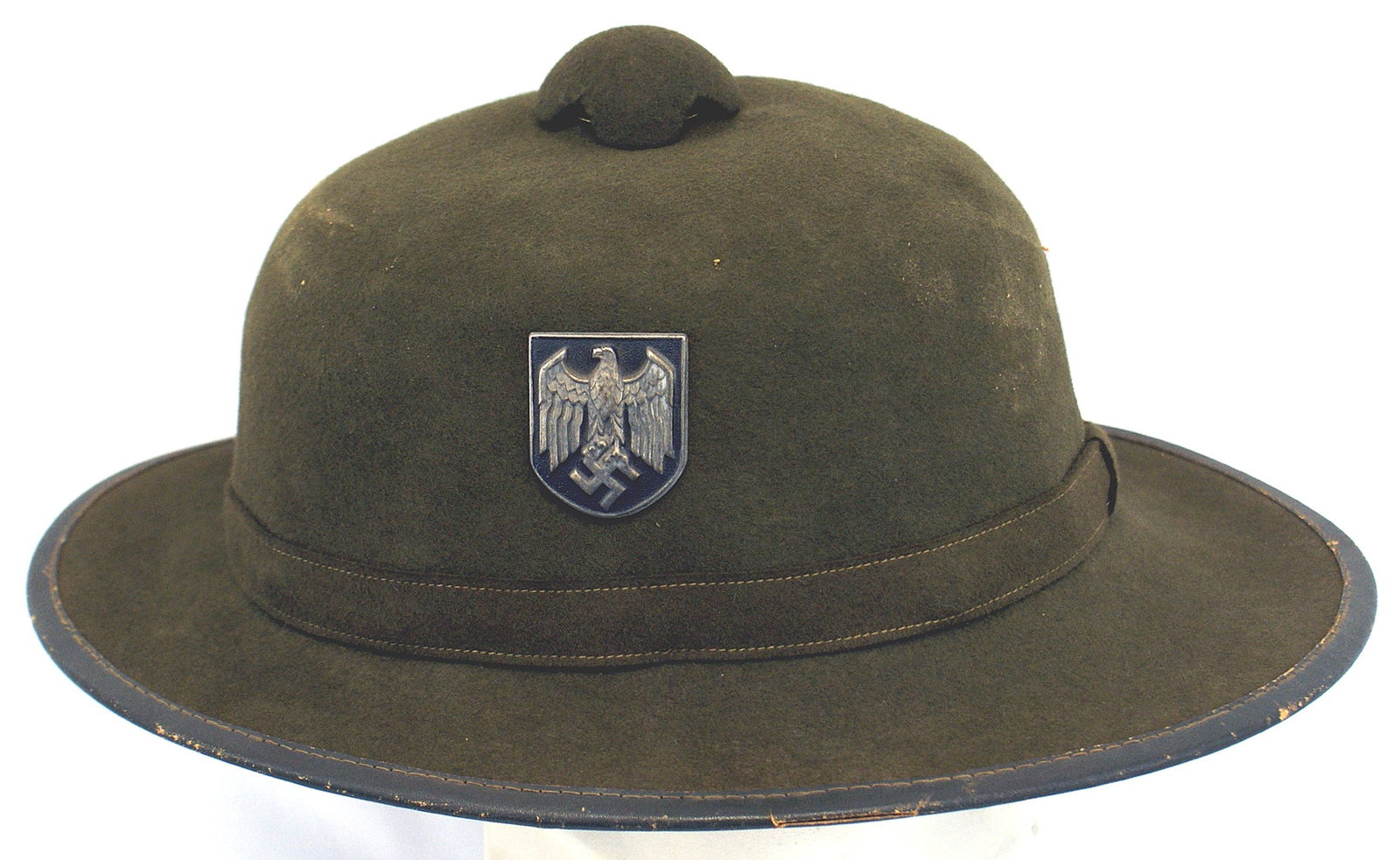 German WWII Army 2nd type Afrika Korps: E-022 German WWII Army 2nd type Afrika Korps "Tropenhelm". Similar to the 1st type but covered with olive drab pressed felt. 1" wide center band missing chinstrap. Gray green leather edging around the