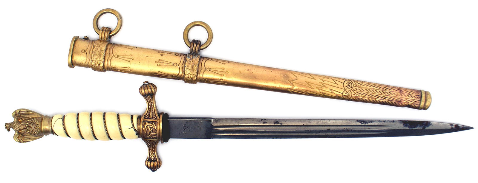 German WWII Navy dagger: D-011 Third-Reich Navy dagger. Nice even age patina on the well defined eagle/swastika pommel and anchor decorated crossguard with rounded finials. Braided, age toned brass, wire wrapped white bakelit