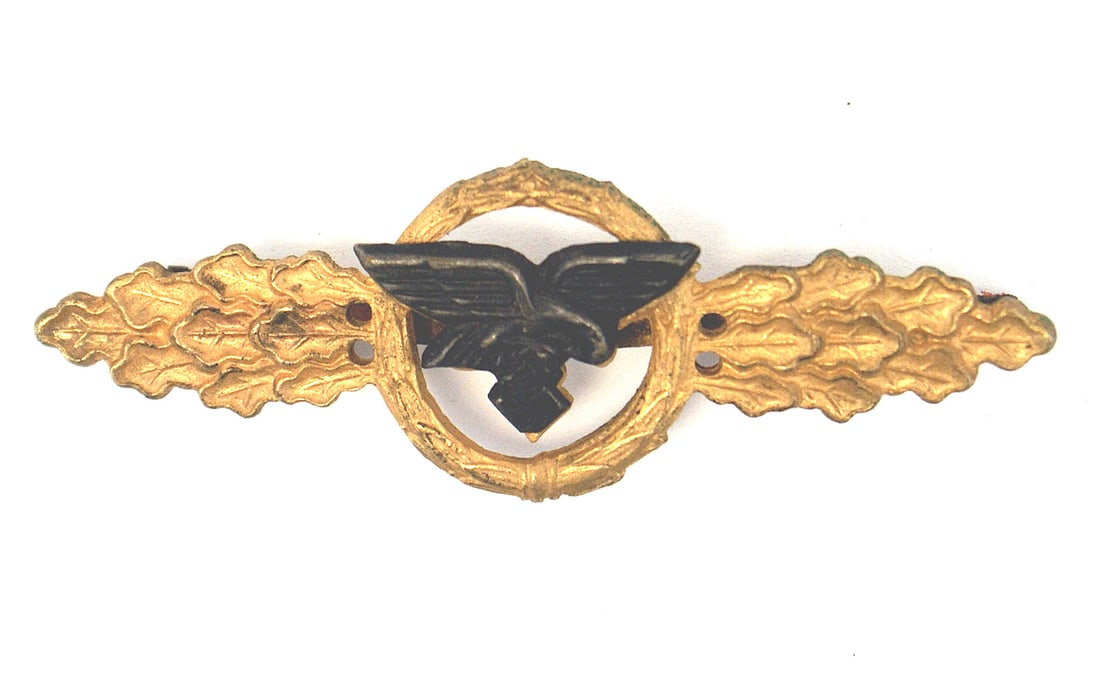 Luftwaffe Transport Glider Squadron Clasp: B-069 German WWII Luftwaffe Transport Glider Squadron Clasp. Spray of gold oak leaves on each side of an open wreath holding an eagle/swastika. Excellent reverse. Some verdigris on the wide pin. I
