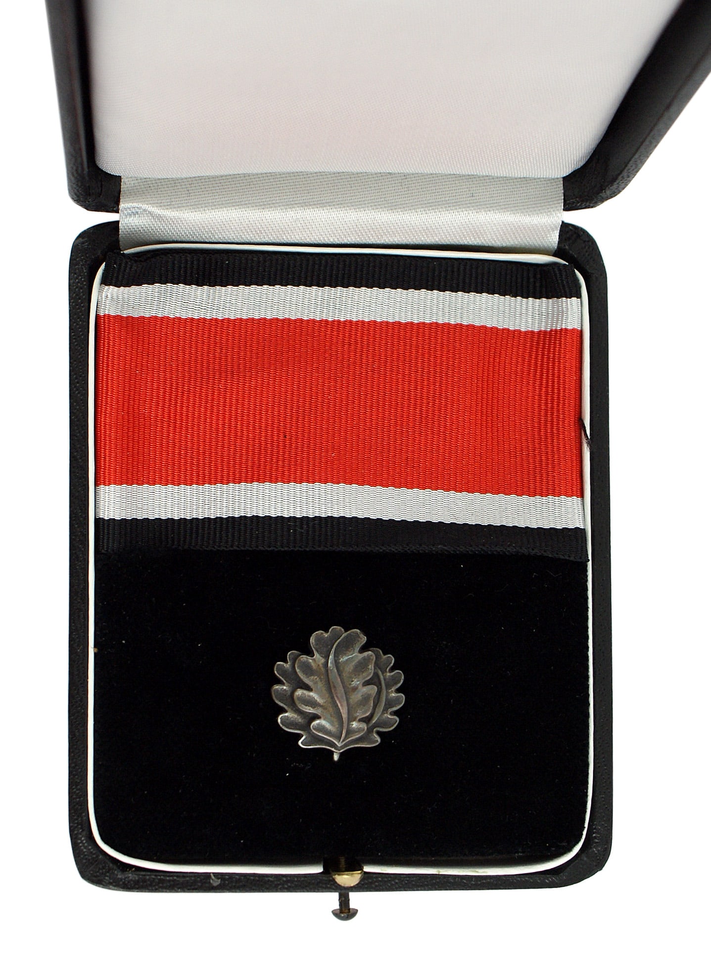 German 1957 cased Oak Leaves: B-077 German 1957 cased Oak Leaves for the WWII issued Knights Cross. Black leatherette case with rounded corners. Embossed silver "LDO" logo on lid. Interior white silk under lid and black velour fit