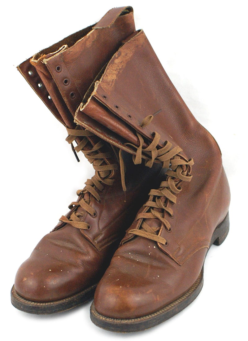 Pair of Canadian boots Para?: N-016 Pair of Canadian red-brown leather boots. Approximately size 9 1/2 - 10. Lace upfront, hard toe, half steel pate and nails in heel. 1/4" along top scratched out. Very good condition. Possibly Pa