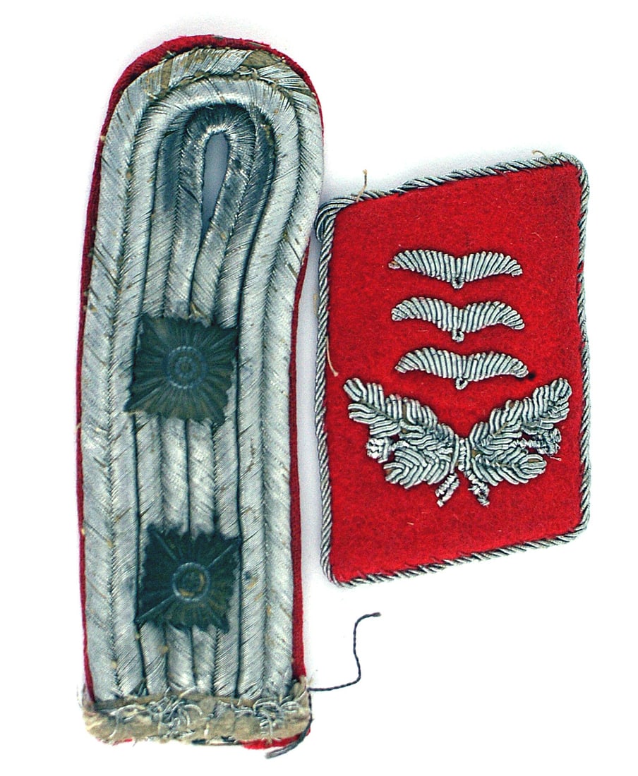 German WWII Luftwaffe Flak collar tab board: H-046 German WWII Luftwaffe uniform Captain of Flak single collar tab and shoulder board. Relief silver bullion oak leaves and three gulls on a red left collar tab, with twisted silver cord piping, Si