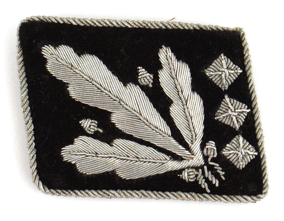 German WWII Waffen SS rank collar tab: H-056 Third Reich Waffen-SS rank of SS-Oberstgruppenfuhrer collar tab. Second pattern. Instituted on 7 April 1942 and in use until May 1945. Relief silver bullion three-branch oak leaves with 2 small