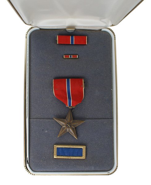U.S. Bronze Star Vietnam era medal: B-187 Bronze Star - Vietnam era. Reverse named to "ROBERT W. HELTON". With the ribbon bar, lapel bar and unit citation ribbon in the original case. II+