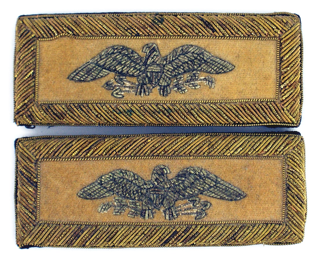 Civil War Union Colonel shoulder strap: K-032 American Civil War Union Colonel's shoulder straps. Gold linear bullion American eagle on center of a beige velour base. An exam with a good loupe detects the age of the silver bullion and confi