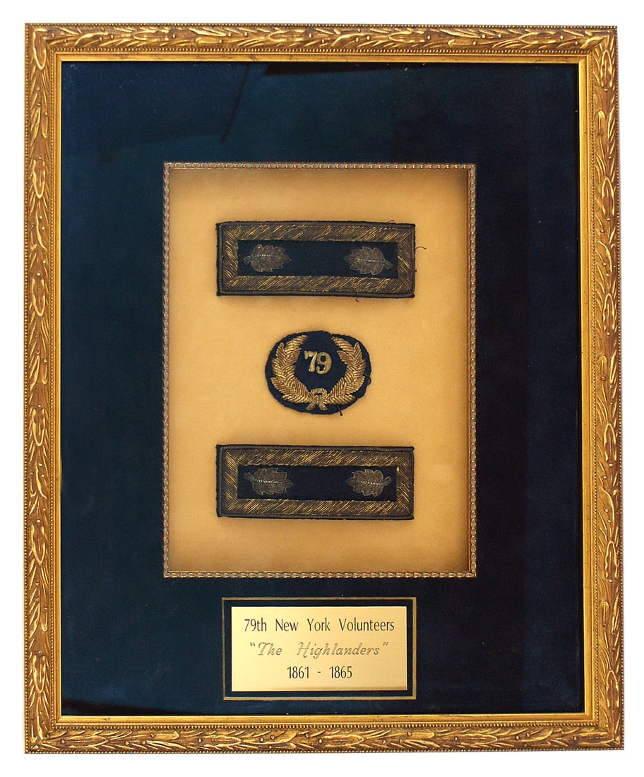 American Civil War Union Major insignia: K-033 American Civil War Union Major's insignia. Pair of shoulder straps. High gold bullion embroidered borders on 1 1/2" x 3 7/8" dark blue shoulder straps. Relief gold bullion oak leaf with a