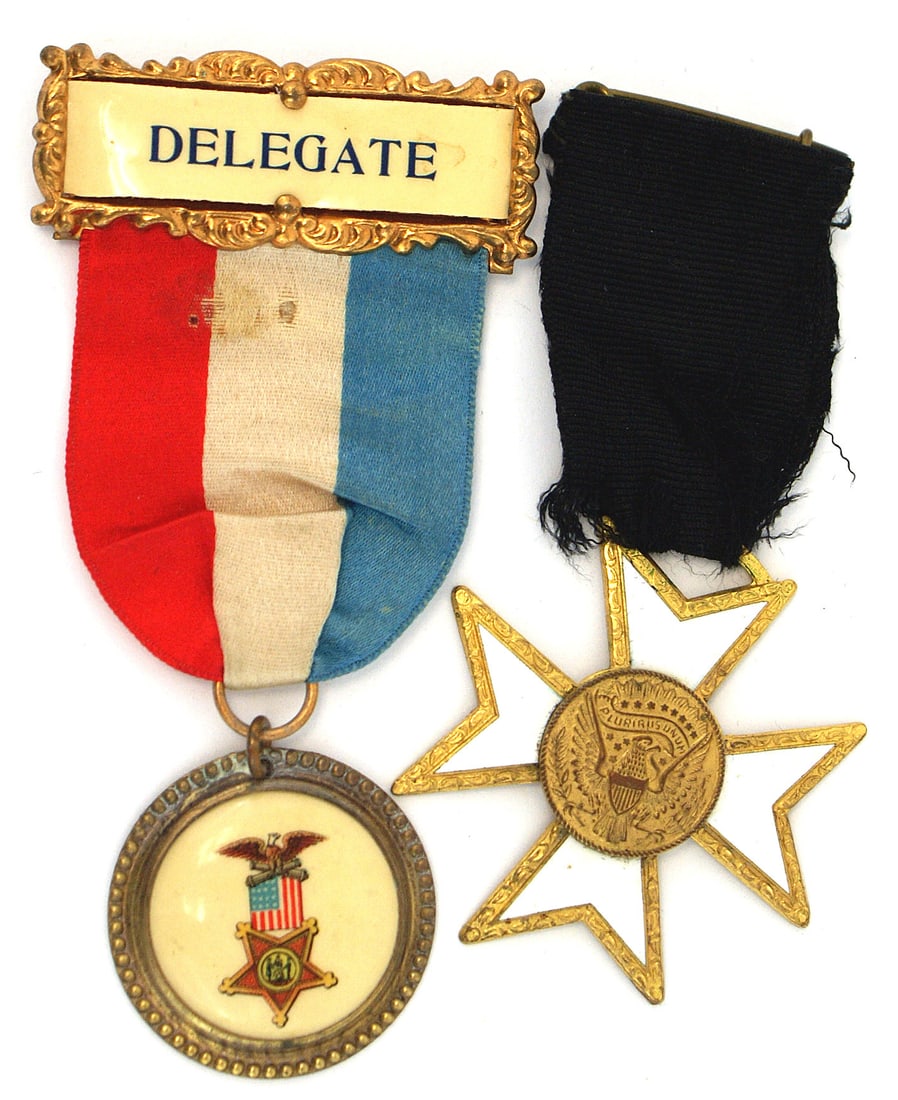 2 US organizational badges GAR DELEGATE Masonic: K-096 Lot of 2 American organizational badges: (1) Grand Army of the Republic encampment "DELEGATE" badge. Pin-back bar with "DELEGATE", with a red/white/blue ribbon and suspended celluloid roundel of