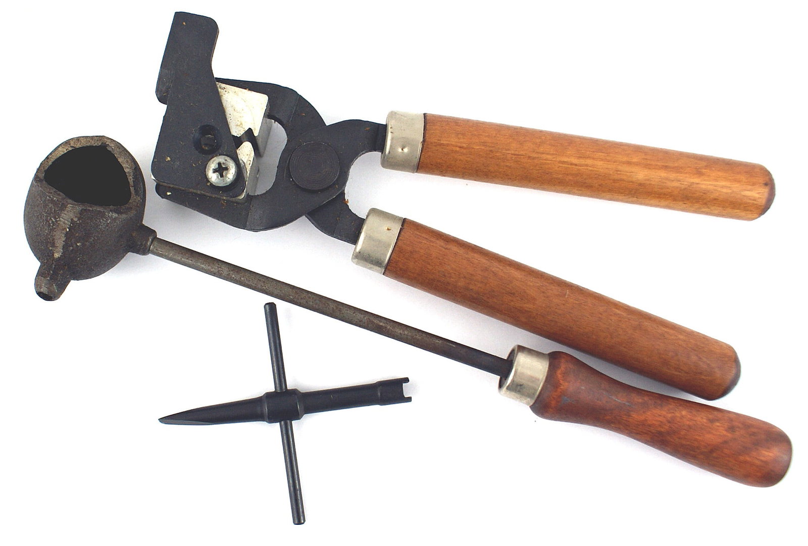 3 piece kit of reloading tools: M-050 Three-piece kit of reloading tools. New. I