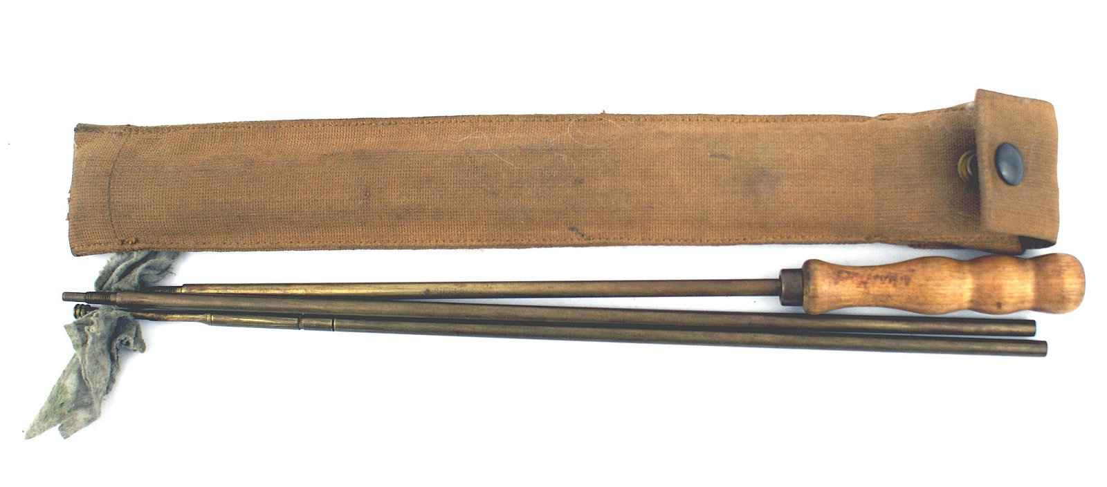 US WWII rifle cleaning kit USMC: M-066 U.S. WWII rifle cleaning kit, used by a marine. 3-piece cleaning rod in a cloth carrier named to "J. Donovan "SGT. USMC". II