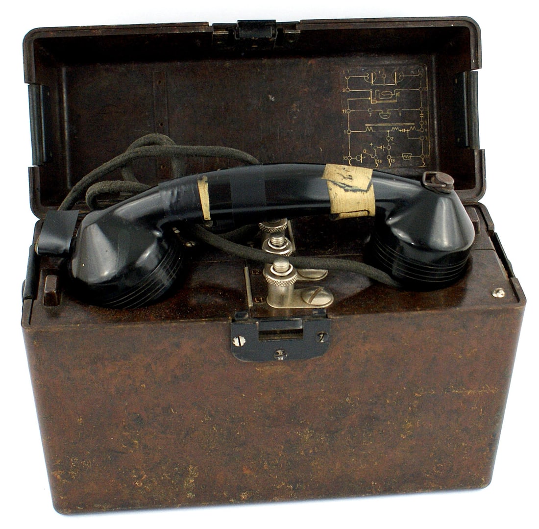 Italian WWII military field radio (1 of 2)