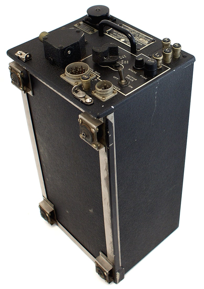 US WWII Navy raft radio receiver (1 of 1)