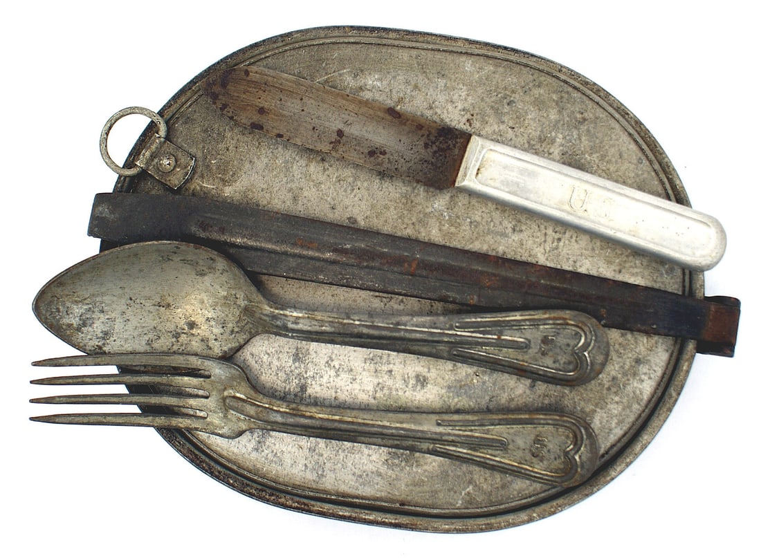 Lot US WWI mess kit WWII goggles: N-022 Lot of 2: (1) US WWII M1943 goggles. Folding leather frame with acetate lenses and elastic band. With green leatherette pocket case. (2) U.S. WWI "doughboy" mess kit. Two-piece with "U.S." marke