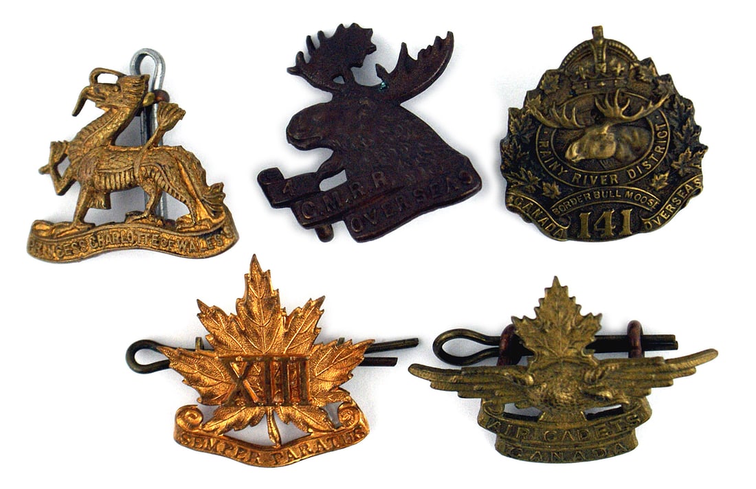 4 WWI Canadian and 1 British cap badges: E-104 Lot of 4 WWI Canadian and 1 British cap badges: All attached with a cotter pin: Canadian - "4TH C.M.R.R. OVERSEAS". Moosehead. 4-4A. RARE Canadian - "RAINY RIVER DISTRICT", "BORDER BULL MOOSE", 