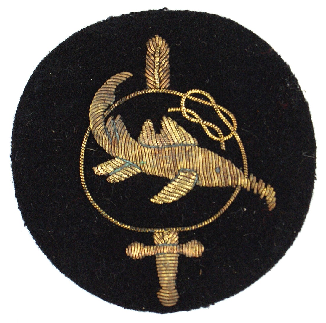 German WWII Navy Frogman Badge 2nd Level: B-091 German WWII Navy "Kleinkampfverbande" or "Bewahrungsabzeichen" (Proof of Competence). 2nd Level gold bullion embroidered Badge. Quality relief swordfish, rope loop, sword handle and tip of blade