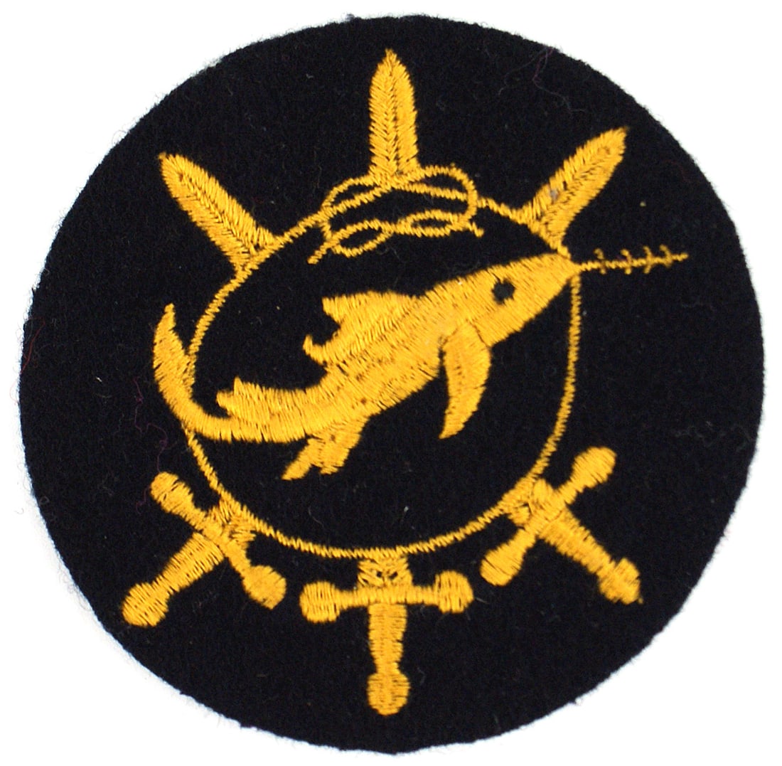 German WWII Navy Frogman Badge 4th Level: B-093 German WWII Navy "Kleinkampfuerband" or "Bewahrungsabzeichen" (proof of competence) 4th Level embroidered Badge. Yellow-gold thread embroidered swordfish swimming across a rope loop being pierce