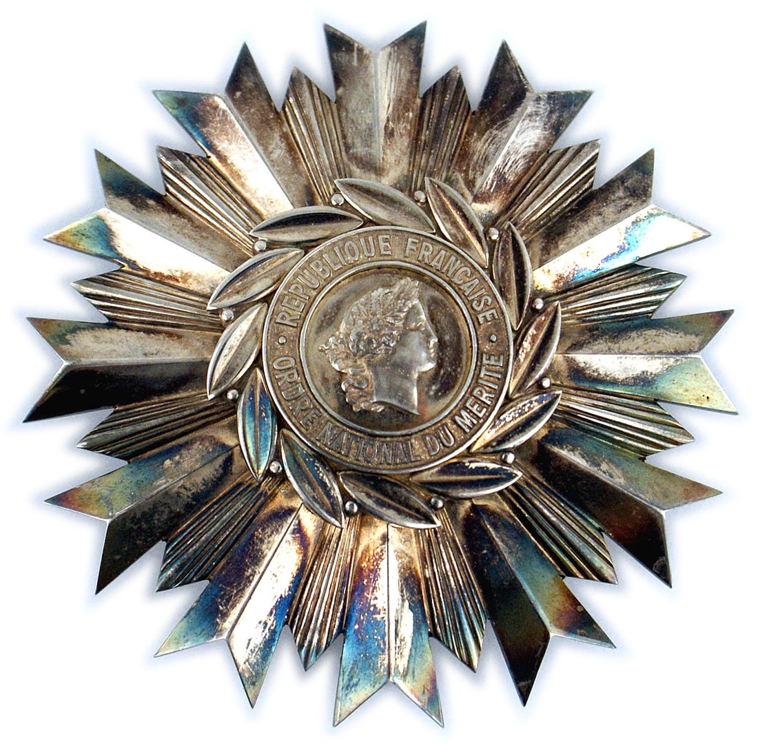 France WWI Star to the Legion of Honor: B-135 France. Star to the Legion of Honor. 3 1/2" diameter. Large silver starburst consisting of 12 double pointed rays and smaller rays between. A smaller circular attachment has a classic head to a 