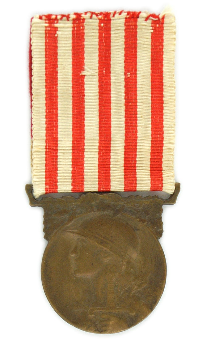 France Commemorative service in WWI medal: B-137 France. Commemorative bronze medal awarded to soldiers, sailors and some civilians for service in WWI. Obverse: Allegorical figure wearing an Adrian helmet and holding a broadsword. Reverse: "RE