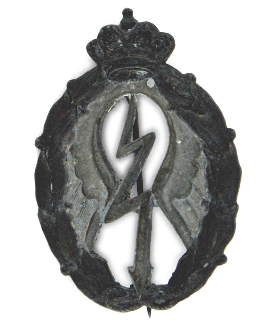 Italian WWII Air Force Dive Bomber Badge: B-146 Italy WWII Air Force (Regia Aeronautica) Badge for Dive Bombers in Silver. Lightning bolt in center of laurel wreath. Minor age verdigris by base of hinge and catch. (See "WINGS OF WWII" by Russ