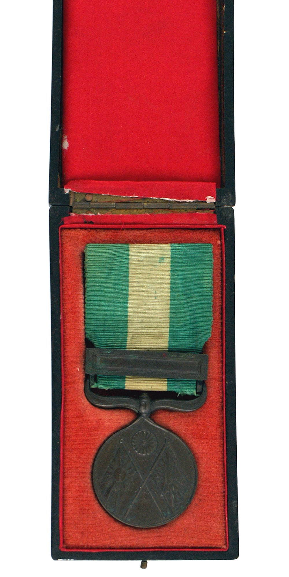 Japan Russo-Japanese War Medal Bronze: B-164 Japan. Russo-Japanese War Medal. Bronze. Obverse bears crossed national flags and flower. Bronze bar on green ribbon with a wide white stripe. With a black lacquered presentation box. II
