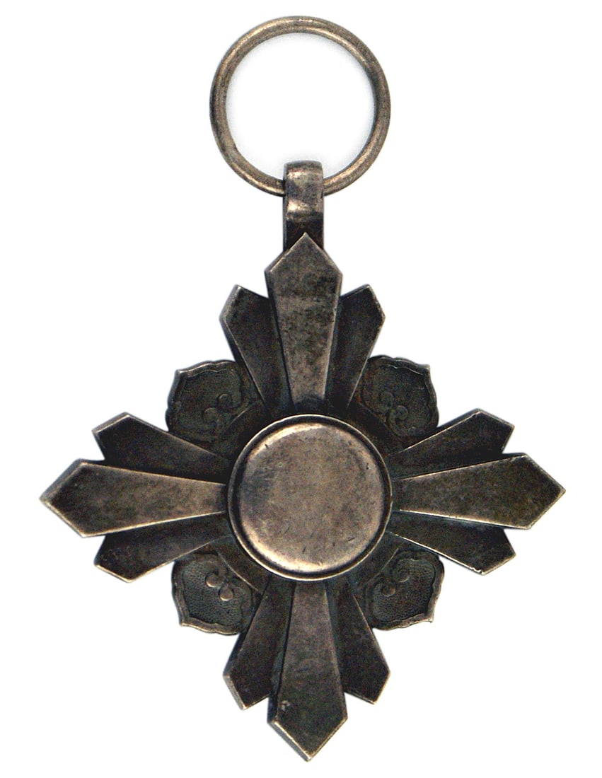 Japan-Manchuko Order Auspicious Cloud 8th Class medal (1 of 2)