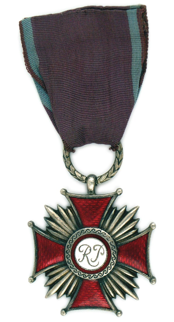 Poland Cross of Merit Silver 2nd Class: B-176 Poland Cross of Merit Silver - 2nd Class. Red enameled arms with silver rays between them. White enameled disc with "RP" on center. Detailed leaf pattern suspension ring. With original ribbon. I