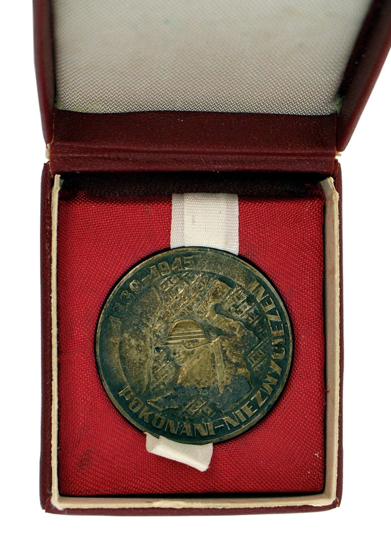 Polish WWII Commemorative table medal: B-203 Polish WWII Commemorative table medal. Obverse bears a view of a helmeted Polish Resistance fighter. Dated 1939 - 1945. Reverse has the emblem of the home army. Also "FOR HONOR AND COUNTRY". Dat