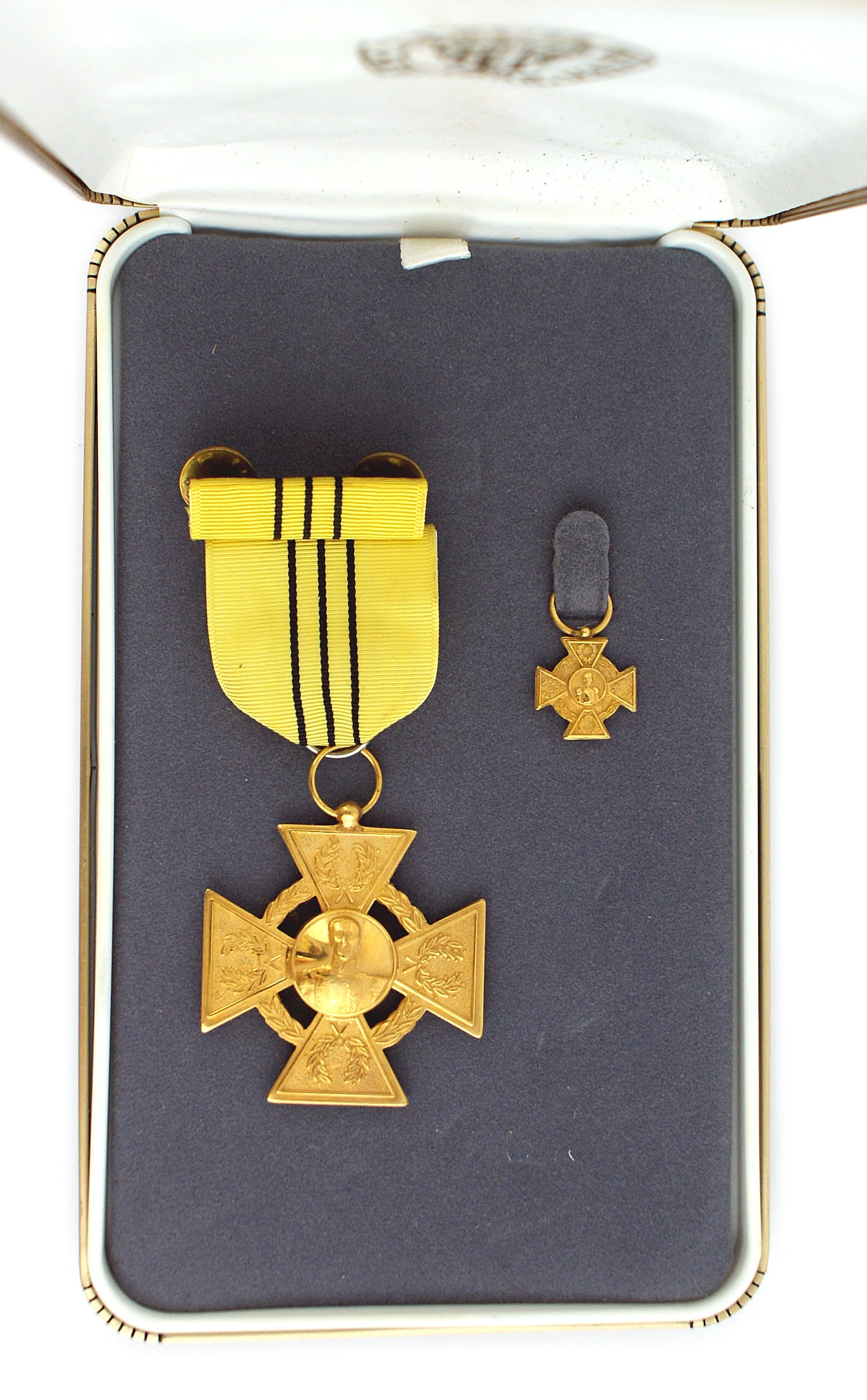 VenezuelaOrder General Urdaneta Medal 1st Class: B-238 Venezuela. "Military Order of General-in-Chief Rafael Urdaneta". First Class. Gilt cross with a portrait of Gen. Urdaneta. Laurel wreath between the arms of the cross. Reverse marked "1/20 10K G