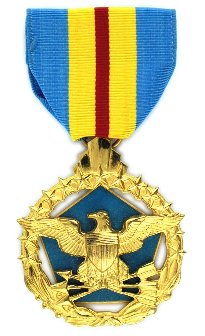 US Defense Distinguished Service Medal: B-242 US Defense Distinguished Service Medal. Gold open wreath made of palm branches and stars. A gold American eagle holding three arrows is mounted in the center. Gold reverse with "FOR DISTINGUISHE