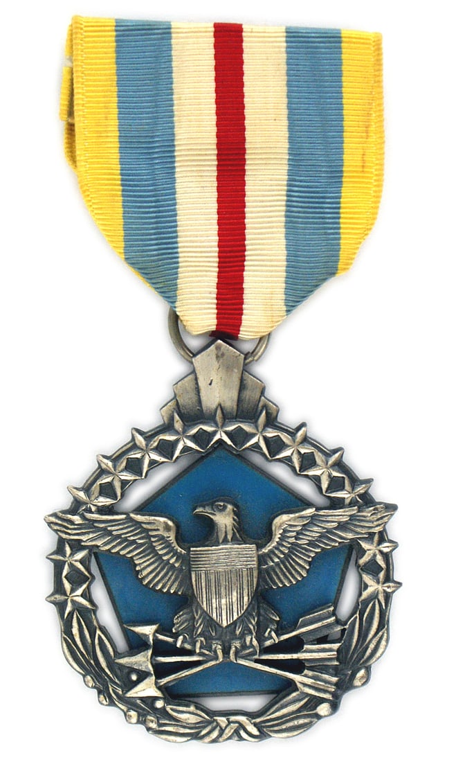 US Defense Distinguished Service Medal: B-243 US Defense Distinguished Service Medal. Silver open wreath made of palm branches and stars. A silver American eagle holding three arrows is mounted in the center. Silver reverse with "FOR SUPERI