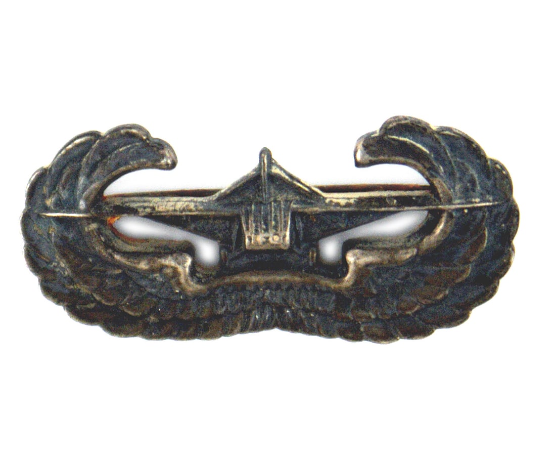 US WWII Glider Troops Badge: B-248 US WWII Glider Troops Badge. Aircraft is positioned over feathered wings. Pin-back. Reverse is marked "STERLING". II