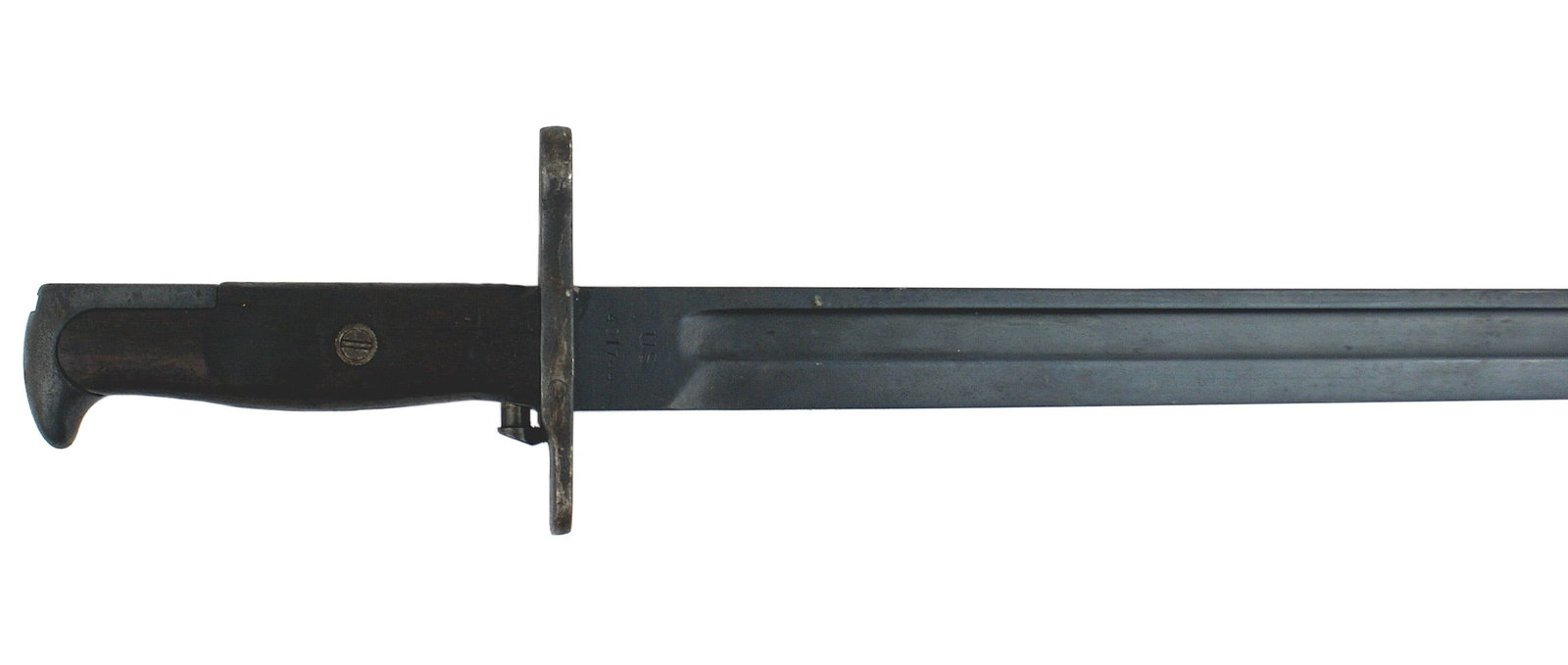 US M1905 bayonet 1905 Springfield rifle M1 Garand: D-015 US M1905 bayonet for the 1905 Springfield rifle and the M-1 Garand rifle. Iron crossguard/muzzle ring and "bird-head" pommel with wood grips 16" dark black blade is marked "SA" a flaming grenade