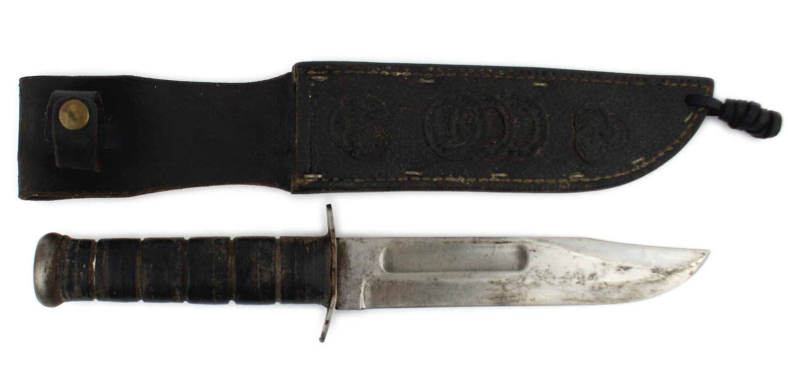 US WWII USMC KaBar fighting knife: D-025 US WWII USMC Ka-Bar fighting knife. 7" fairly clean blade marked "KA-BAR". Some scattered gray and black "patches". Crossguard unmarked. Leather washer grip with a flat round iron pommel. Leathe