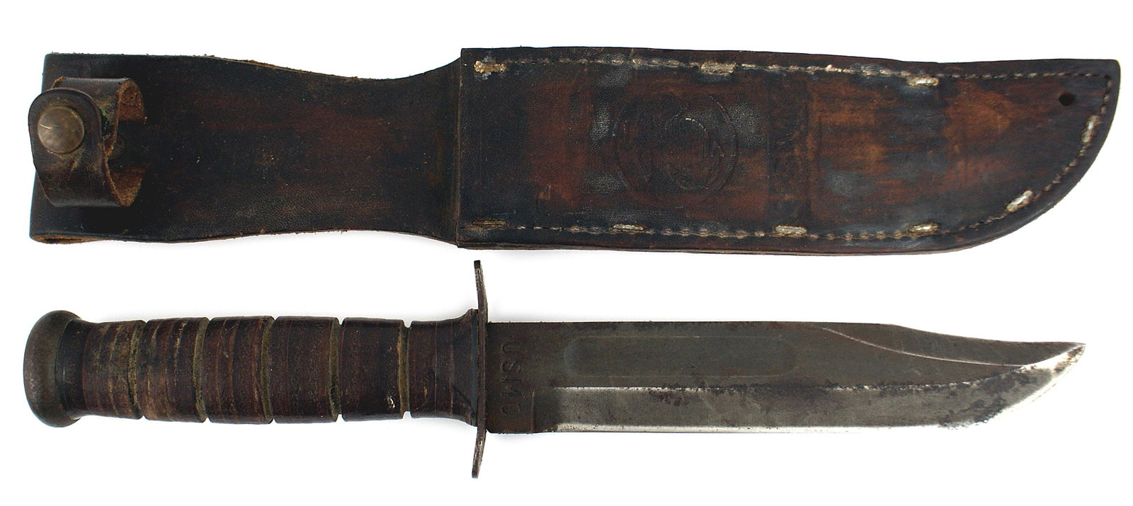 USMC WWII KABAR fighting knife: D-026 US Marine Corps WWII "KA-BAR FIGHTING KNIFE". Parkerized 6 7/8" blade (1/4" wide) and metal parts. Ricasso marked "KA-BAR, OLEAN N.Y.". Reverse is marked "USMC". Five grooves leather washer hand