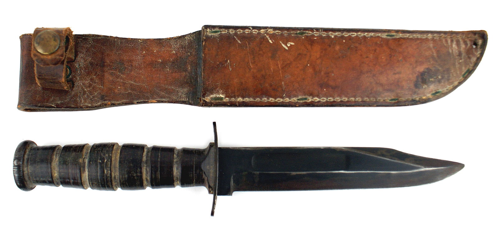 USMC WWII KABAR fighting knife: D-027 US Marine Corps "KA-BAR FIGHTING KNIFE". 6 1/2", 1 1/8" wide blade, has 80% bluing. Crossguard is stamped "USMC" and "CAMILLUS". Five grooves leather washer handle. Tan leather scabbard shows we