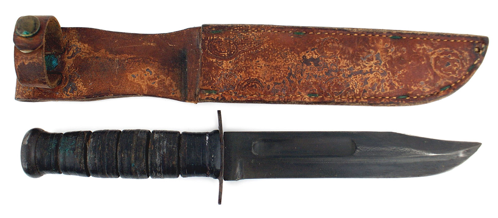 US WWII Navy Mark 2 knife: D-034 US NAVY WWII "MARK 2 KNIFE". Blued 7" blade shows wear, but retains 85% of the blue finish. Ricasso marked "KA-BAR". Reverse "USN MK2". Five grooves leather washer handle. Original scabbard has 