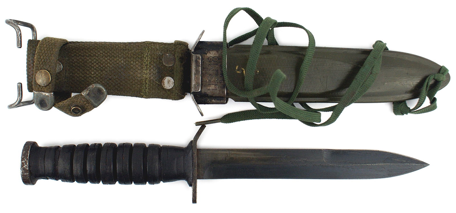 US M3 WWII 1943 trench knife: D-040 US M3 1943 trench knife. Oval pommel cap. Eight-grove leather washer grip. 6 3/4" blued blade is unmarked. A good amount of bluing remains. Type 2 plastic scabbard with hook attachment. Metal th