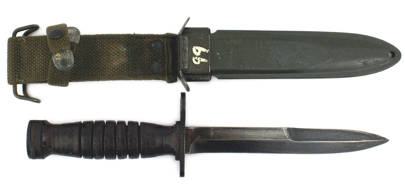 US WWII M4 bayonet M1 Carbine: D-046 US WWII M-4 bayonet, for use with the M-1 Carbine. Flat pommel with all leather washer handle. Straight crossguard with a muzzle ring. Marked with an ordnance bomb and "USM4 - UTICA" 6 3/4" blue