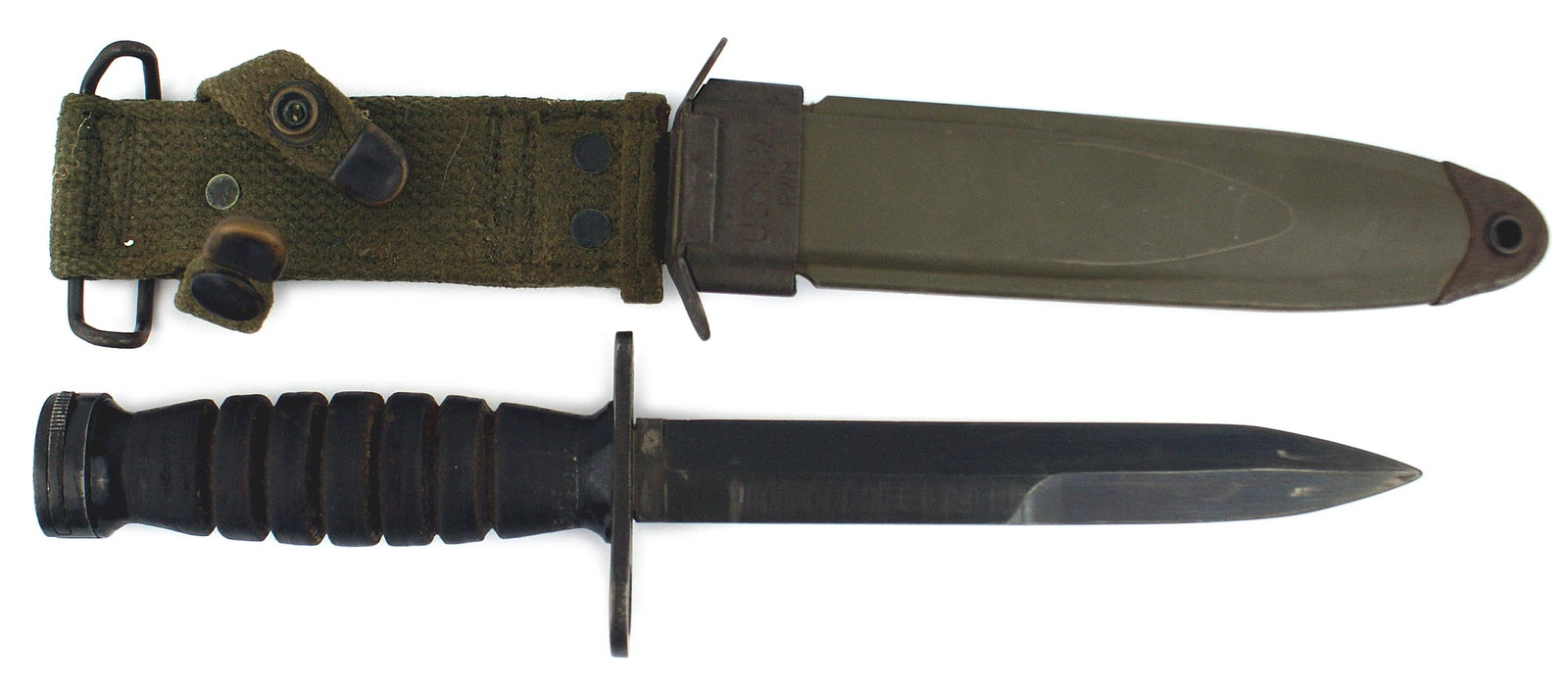 US WWII M4 bayonet M1 Carbine: D-049 US WWII M-4 bayonet. Type 2 with top and bottom dark brown plastic spacers on the leather washer grip. 6 5/8" dark blued blade in excellent condition. Blued pommel and crossguard/muzzle ring, ma