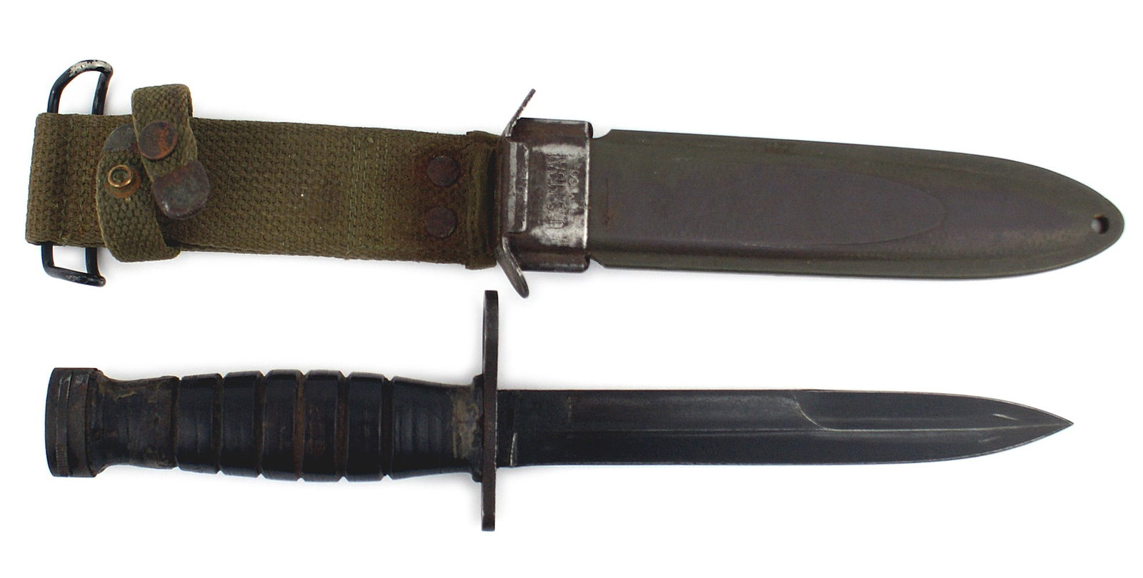US WWII M4 bayonet M1 Carbine: D-053 US WWII M-4 bayonet, for use with the M-1 Carbine. Flat pommel with all leather washer handle. Straight crossguard with a muzzle ring. Marked with an ordnance bomb and "USM4 - CASE". 6 3/4" blue