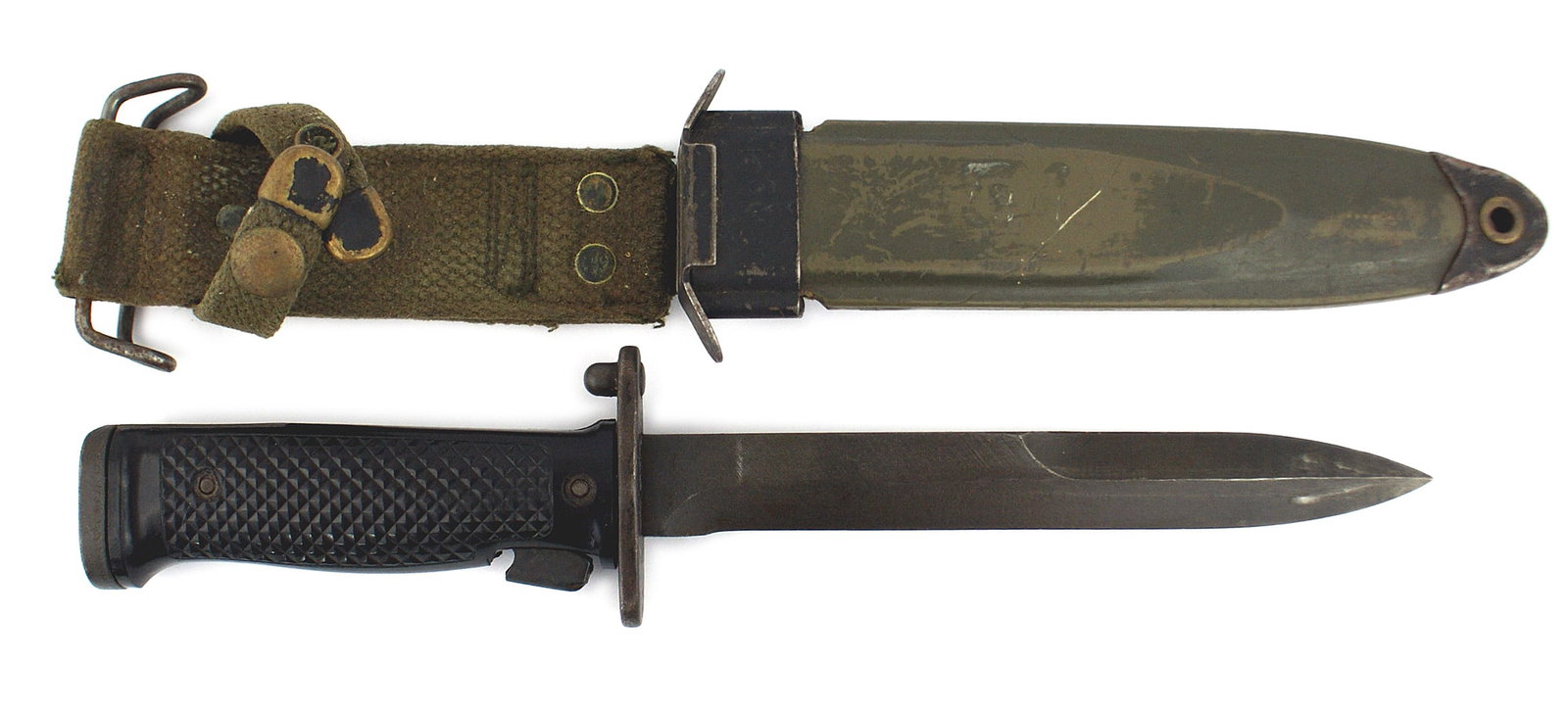 US WWII M5-1 bayonet Garand rifle: D-055 US M5-1 bayonet. 6 3/4" parkerized blade. Black checkered plastic grips. Press device to lock bayonet in. Crossguard is marked "US M 5-1". Green plastic scabbard with a metal throat marked "USM8