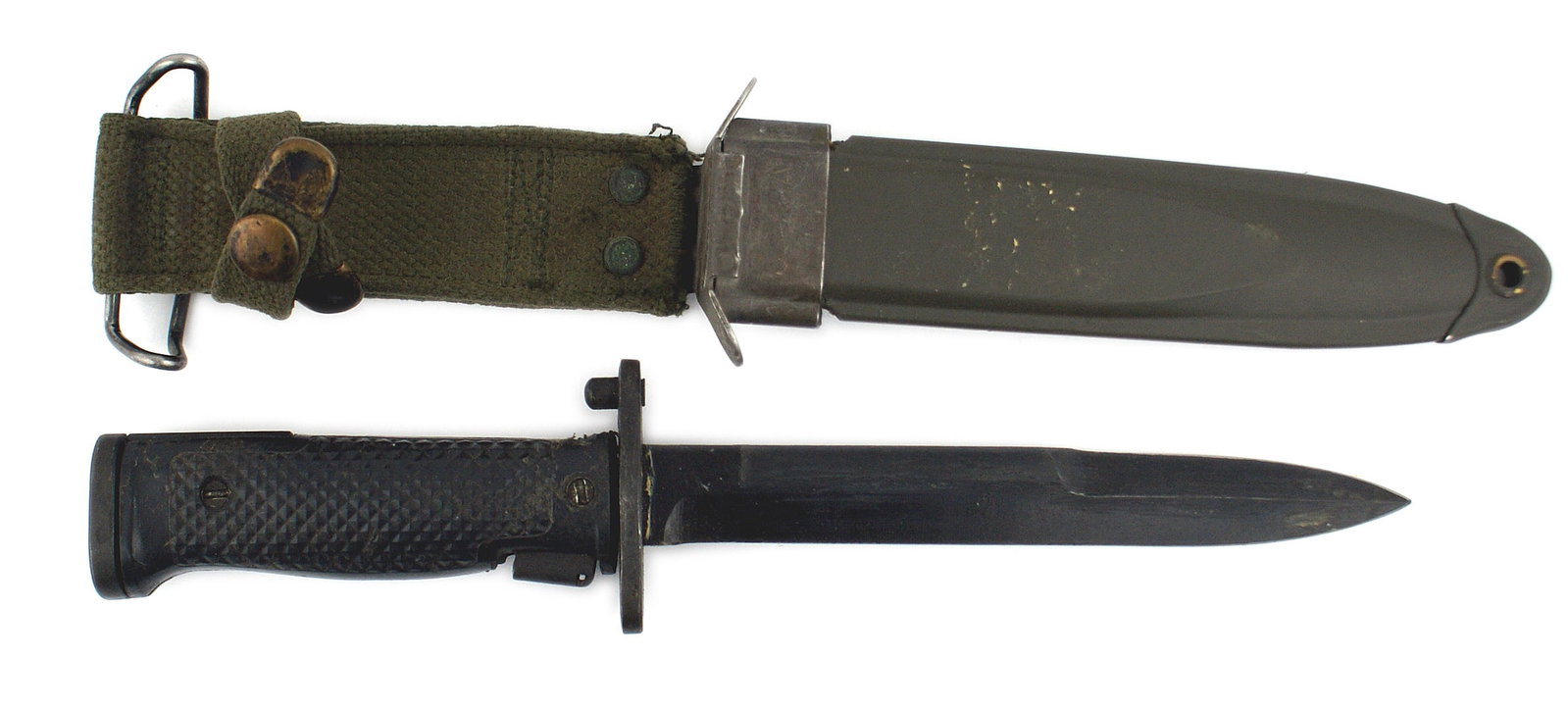 US WWII M5 bayonet M1 Garand rifle: D-059 US WWII M-K-M5A1 bayonet, for use with the M-1 Garand rifle. Flat pommel with a checkered black plastic handle. Straight crossguard. Marked with "K-M5A1" and "DYW". 6 5/8" blued blade. Type 2 pl