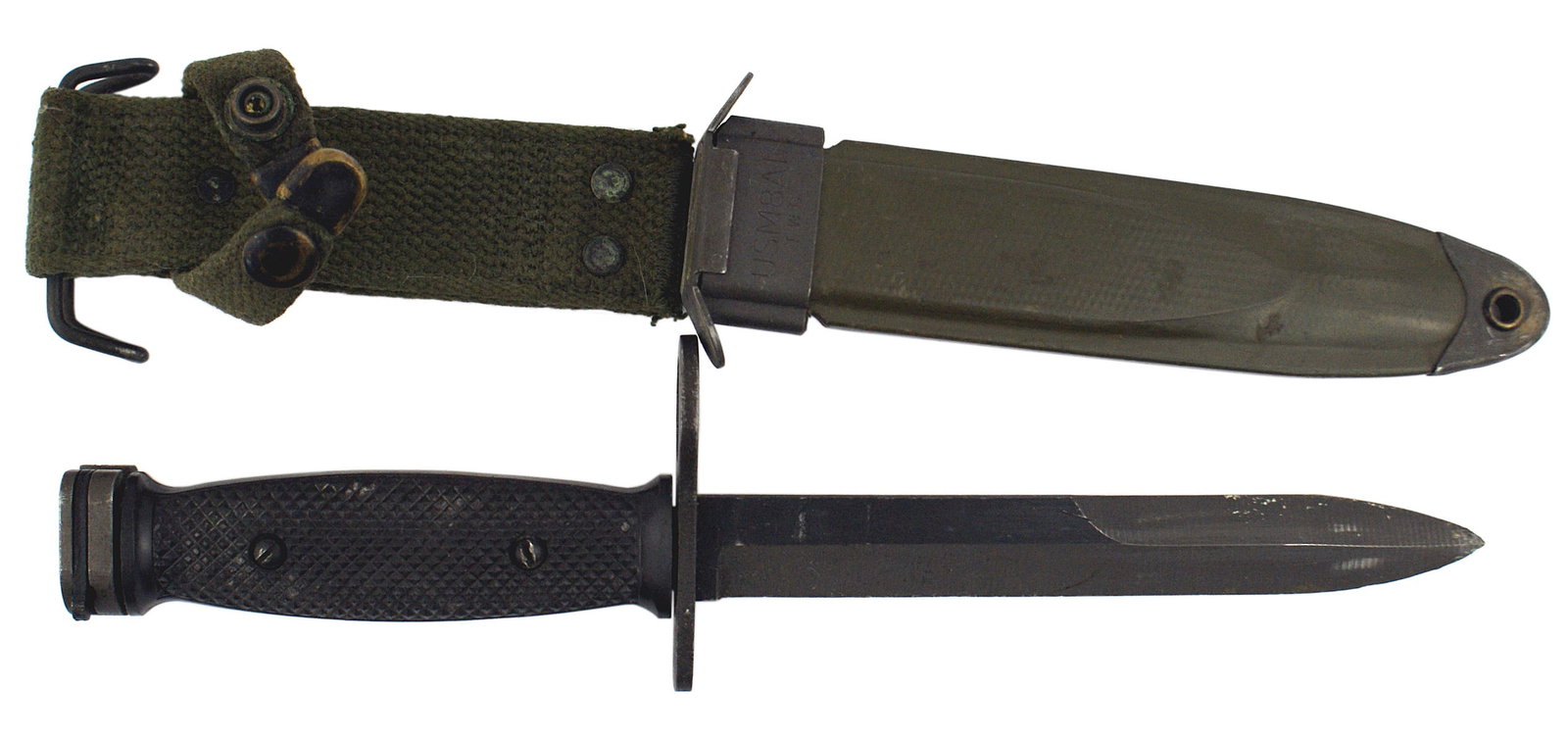 US WWII M7 bayonet USM8AI: D-060 US M-7 bayonet. 6 3/4" parkerized blade (85%). Black checkered plastic grips. Parkerized crossguard/muzzle ring is marked "US - M7" and "BOC". Plastic scabbard with a metal throat marked "USM8AI