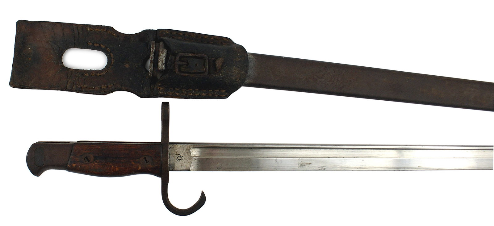 Japanese WWII M1939 Arisaka rifle bayonet: D-080 Japanese WWII M1939 Arisaka rifle bayonet. 15 5/8" clean steel blade with the stamp of the Kokura Arsenal. Wood grips with a steel pommel, crossguard/muzzle ring and hooked quillon. Scabbard fin